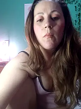 Snapshot of SofiEsteves chatting on 12.21.25 SofiEsteves online show from 12.21.25