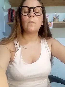 Snapshot of SofiEsteves chatting on 02.17.26 SofiEsteves online show from 02.17.26