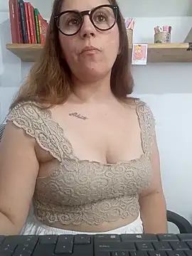 Snapshot of SofiEsteves chatting on 02.27.26 SofiEsteves online show from 02.27.26