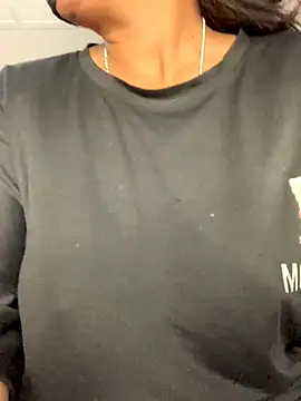 Snapshot of missmisha01 chatting on 12.23.25 missmisha01 online show from 12.23.25