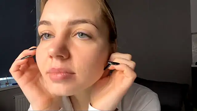 Snapshot of AliceQueenGirl chatting on 01.14.26 AliceQueenGirl online show from 01.14.26