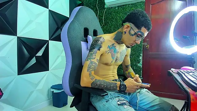 Snapshot of Boy_tatto77 chatting on 05.24.26 Boy tatto77 online show from 05.24.26