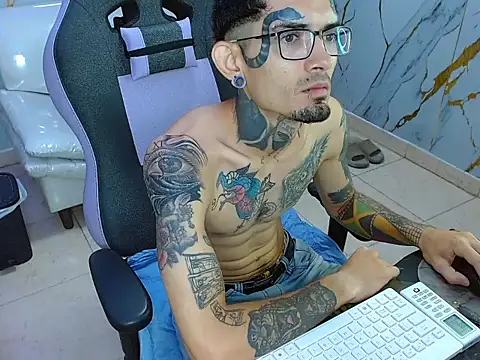 Snapshot of Boy_tatto77 chatting on 05.31.26 Boy tatto77 online show from 05.31.26