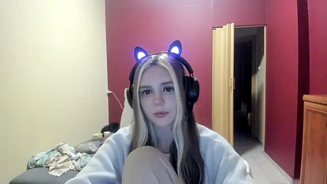 Snapshot of LunaAngell chatting on 12.21.25 LunaAngell online show from 12.21.25