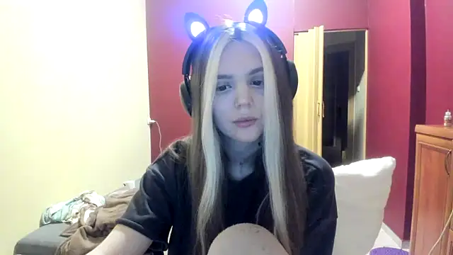 Snapshot of LunaAngell chatting on 12.21.25 LunaAngell online show from 12.21.25