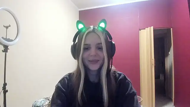 Snapshot of LunaAngell chatting on 12.23.25 LunaAngell online show from 12.23.25