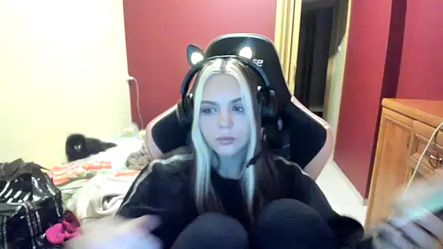 Snapshot of LunaAngell chatting on 01.14.26 LunaAngell online show from 01.14.26