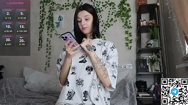 LeonaHinnes online show from 04.17.26