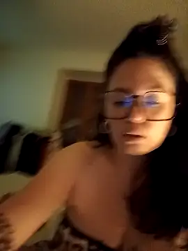 Snapshot of EdgedSleeve chatting on 02.20.26 EdgedSleeve online show from 02.20.26