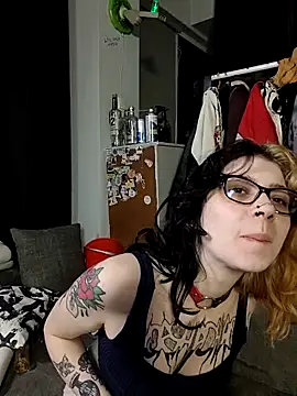 Snapshot of whatevaandissues chatting on 04.13.26 whatevaandissues online show from 04.13.26