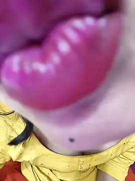 Yours-Zeenat online show from 04.17.26