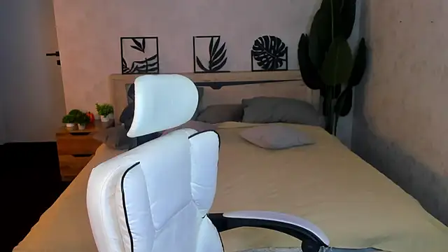 Snapshot of Gloria_Gordon chatting on 04.25.26 Gloria Gordon online show from 04.25.26