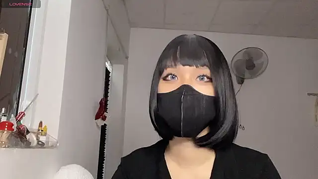 Snapshot of Tieu-May chatting on 02.28.26 Tieu-May online show from 02.28.26