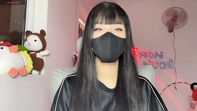 Snapshot of Tieu-May chatting on 07.18.26 Tieu-May online show from 07.18.26