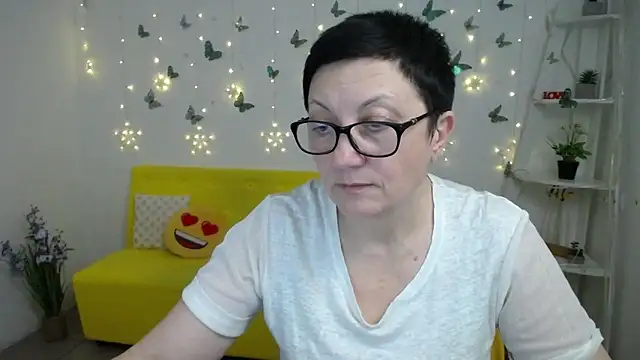 Snapshot of EmilyL0ve chatting on 03.08.26 EmilyL0ve online show from 03.08.26