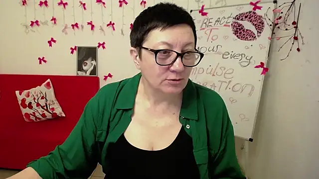 Snapshot of EmilyL0ve chatting on 03.11.26 EmilyL0ve online show from 03.11.26