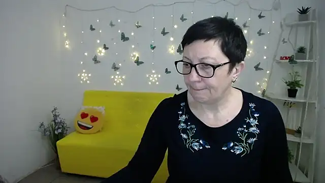 Snapshot of EmilyL0ve chatting on 03.28.26 EmilyL0ve online show from 03.28.26