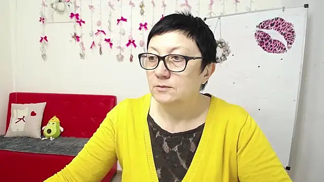 Snapshot of EmilyL0ve chatting on 04.05.26 EmilyL0ve online show from 04.05.26