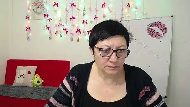 Snapshot of EmilyL0ve chatting on 04.10.26 EmilyL0ve online show from 04.10.26