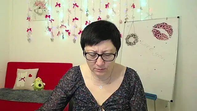 Snapshot of EmilyL0ve chatting on 04.13.26 EmilyL0ve online show from 04.13.26