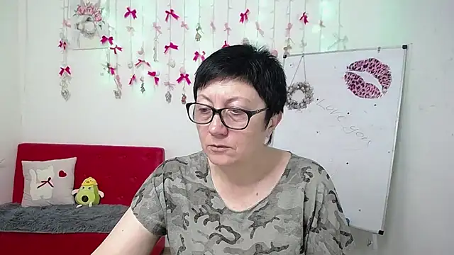 Snapshot of EmilyL0ve chatting on 04.15.26 EmilyL0ve online show from 04.15.26