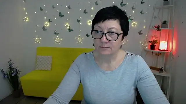 Snapshot of EmilyL0ve chatting on 04.16.26 EmilyL0ve online show from 04.16.26