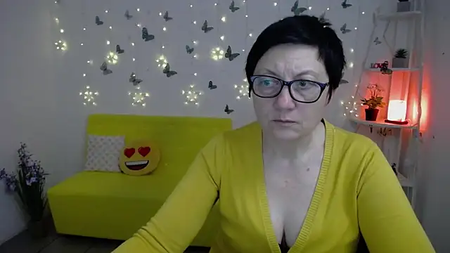 Snapshot of EmilyL0ve chatting on 04.16.26 EmilyL0ve online show from 04.16.26