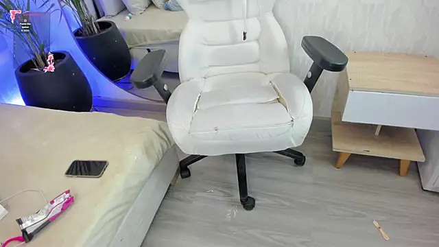 iim Cloe online show from 04.10.26