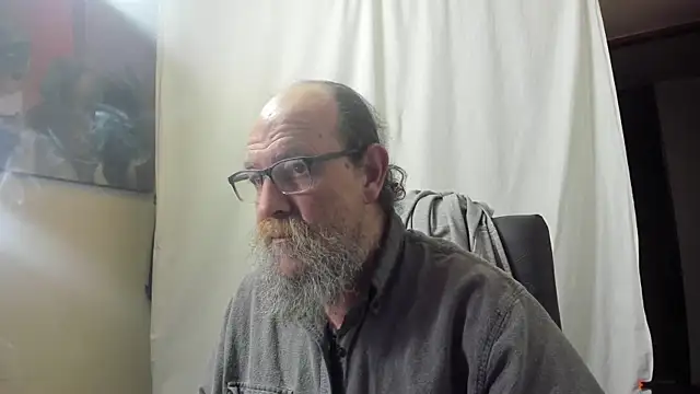 Snapshot of Uncle_Hottie chatting on 01.05.26 Uncle Hottie online show from 01.05.26