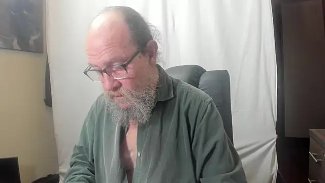 Snapshot of Uncle_Hottie chatting on 01.06.26 Uncle Hottie online show from 01.06.26