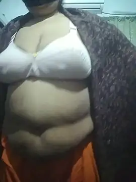 Snapshot of momo_loves chatting on 02.07.26 momo loves online show from 02.07.26