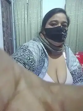 Snapshot of momo_loves chatting on 02.08.26 momo loves online show from 02.08.26