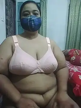 Snapshot of momo_loves chatting on 03.31.26 momo loves online show from 03.31.26