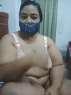 Snapshot of momo_loves chatting on 04.04.26 momo loves online show from 04.04.26