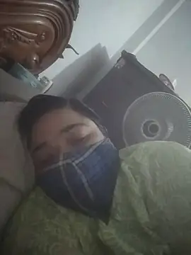 Snapshot of momo_loves chatting on 04.10.26 momo loves online show from 04.10.26