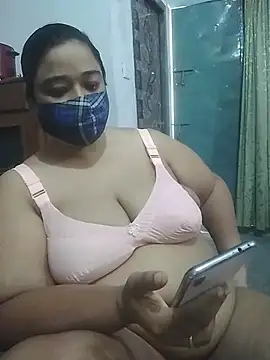 Snapshot of momo_loves chatting on 04.12.26 momo loves online show from 04.12.26