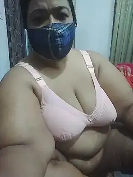 Snapshot of momo_loves chatting on 04.13.26 momo loves online show from 04.13.26