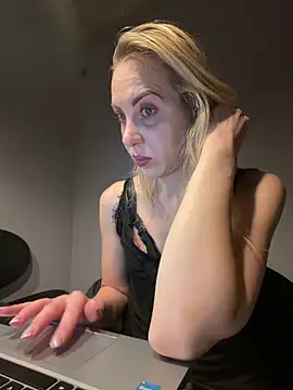 Snapshot of ElenaWhitmore chatting on 06.10.26 ElenaWhitmore online show from 06.10.26