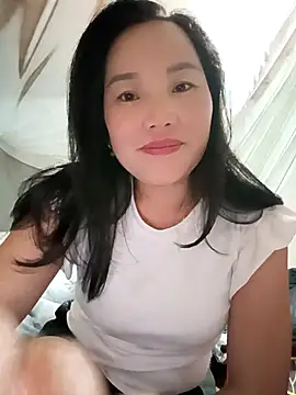 Snapshot of yu--yo chatting on 04.02.26 yu--yo online show from 04.02.26