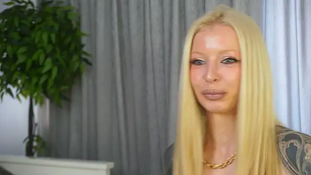 Snapshot of LanaReals chatting on 03.04.26 LanaReals online show from 03.04.26