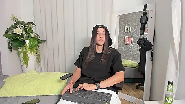 Snapshot of ViictoriiaSaenz chatting on 04.22.26 ViictoriiaSaenz online show from 04.22.26