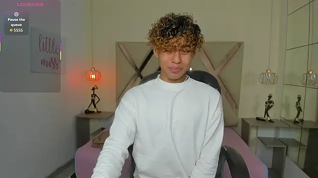 Snapshot of Anyelo_Twink chatting on 05.11.26 Anyelo Twink online show from 05.11.26