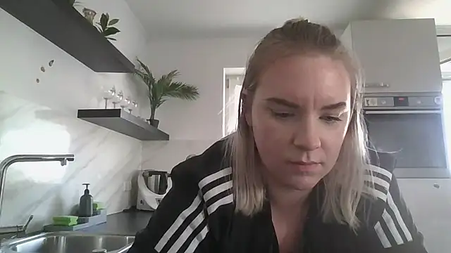 Snapshot of MinchenBienchen98 chatting on 02.26.26 MinchenBienchen98 online show from 02.26.26