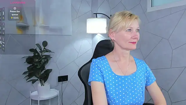 Snapshot of Julie_Lucas chatting on 06.03.26 Julie Lucas online show from 06.03.26