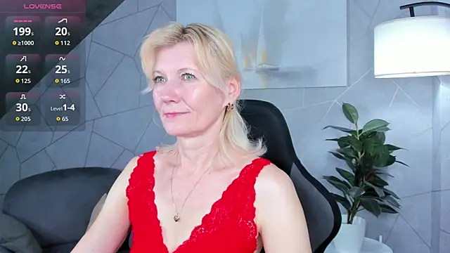 Snapshot of Julie_Lucas chatting on 06.10.26 Julie Lucas online show from 06.10.26