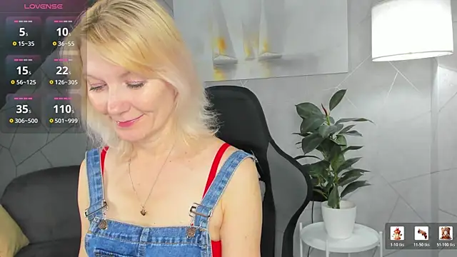 Snapshot of Julie_Lucas chatting on 06.16.26 Julie Lucas online show from 06.16.26