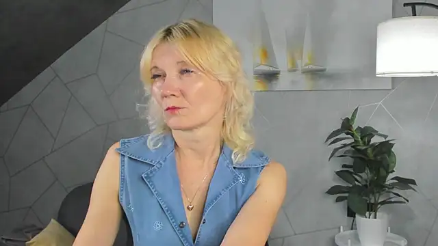 Snapshot of Julie_Lucas chatting on 06.25.26 Julie Lucas online show from 06.25.26