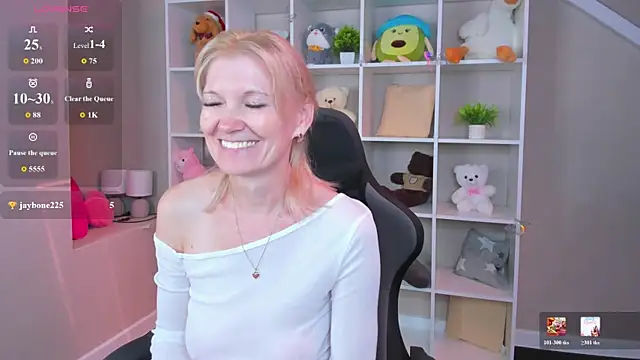 Snapshot of Julie_Lucas chatting on 07.14.26 Julie Lucas online show from 07.14.26