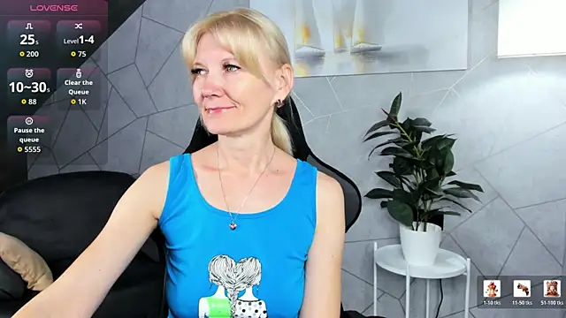 Snapshot of Julie_Lucas chatting on 07.15.26 Julie Lucas online show from 07.15.26