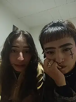 Snapshot of AlexxaAndRileyy chatting on 04.21.26 AlexxaAndRileyy online show from 04.21.26